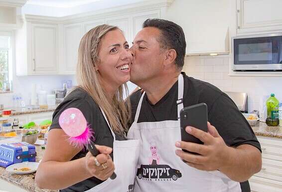 אני אומרת, 'אתם בבידוד, אבל לא לבד'". סיון עם הבעל ניסים, בשידור מביתה בלוס אנג'לס // צילום: יניב רפאל בר