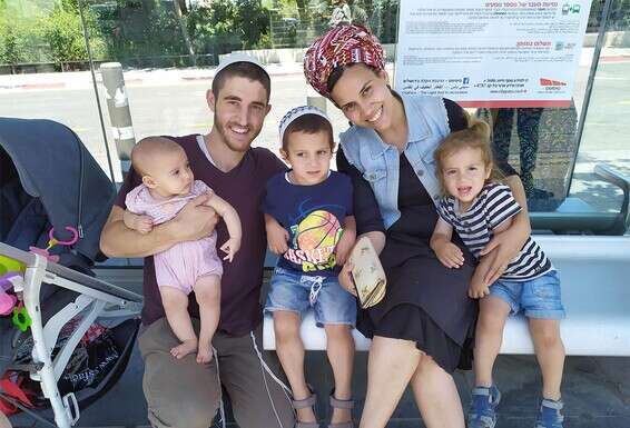 עזרא ורעות ז"ל בימים מאושרים, עם הילדים (מימין) דגן חיים, צור שלום והתינוקת טוב. "הם לא חוסכים בשיחות על הכאב ועל אמא" 