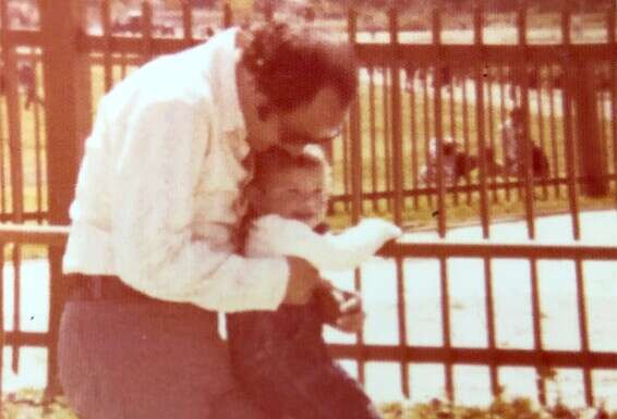 "בגלל שהייתי בת יחידה, ידעתי תמיד שיהיה לי יותר מילד אחד". מורן בילדותה, עם אביה