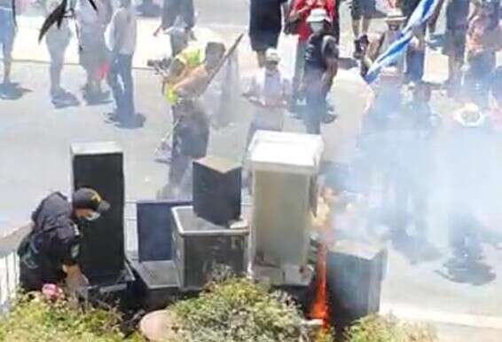 שורפים ציוד בהפגנת המחאה