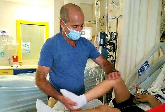 "אנחנו מנסים לטפל בכולם". רביב פלג בטיפול