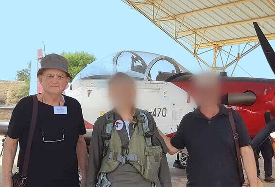 עם אביה, י' (מימין), וסבא שלה, עמיחי שמואלי. "כולנו במשפחה יודעים מה הסיכונים במסלול הזה"