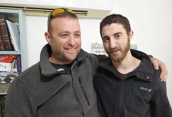 עזרא שוורץ (מימין) ומנחם, בצילום שפרסמו בפייסבוק. "קשה לשנינו שרעות איננה"
