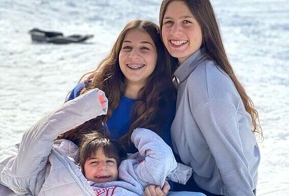 המתנדבות תמר חדד (מימין) והילה איתן עם תהל, בטיול העמותה לחרמון. "היתה בעננים על השלג"