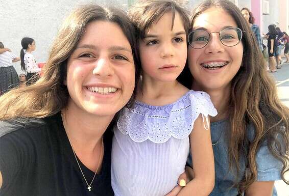 תמר והילה עם תהל במפגש של העמותה. 500 מתנדבים מסורים דואגים לכל צורכי הילדים