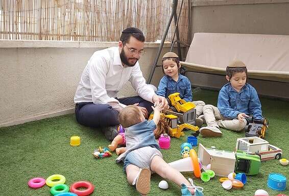 "מנסים לייצר שגרה". חזקי שכטר וילדיו