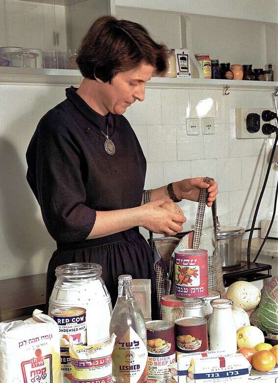 אישה במטבח, 1952 צילום: פריץ כהן, לע"מ