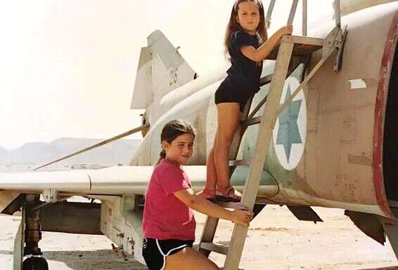 בילדותה (למעלה), עם אחותה בבסיס חצרים