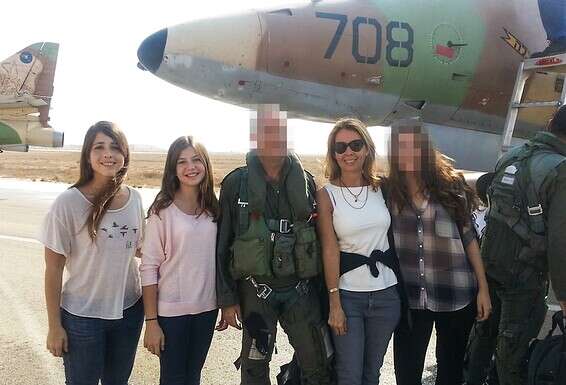 נ' (מימין) עם הוריה ואחיותיה, בטקס הפרידה של האב מטיסות סדירות בחצרים, 2013. "זה כיף שכולם במשפחה מבינים את העולם שלי"