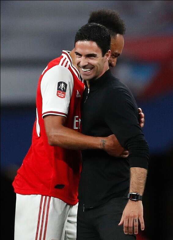 עם ארטטה. מנסה לגרום לו להרגיש טוב // צילום: EPA