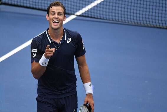 פוספיסיל שולח את ראוניץ' הביתה // צילום: USA TODAY Sports