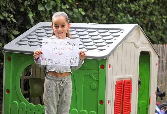 שיר קבסה מנתניה מחזיקה את הציור שציירה