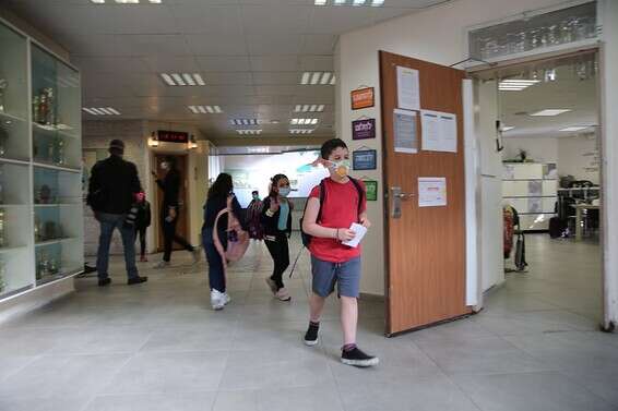 חזרה לכיתות בביה"ס "השלום" במבשרת ציון // צילום: אורן בן חקון