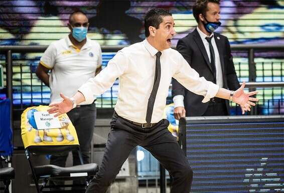 "כמאמן אתה מקבל אלף החלטות במשחק, ולא יכול להיות שכולן נכונות. אני מנסה ללמוד גם מטעויות של אחרים". ספרופולוס על הקווים // צילום: עודד קרני