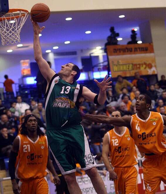 האם גם ב"הישרדות" הוא ישחק אותה? // צילום: עודד קרני