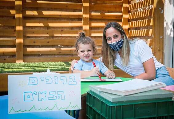 הילד זיו והגננת לירון במרחב ההסתגלות // צילום: אורן בן חקון