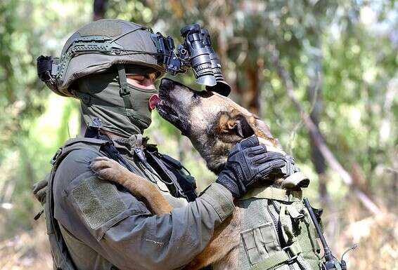 לוחם "עוקץ" שהובא ליחידה, עם כלבו // צילום: אורן כהן