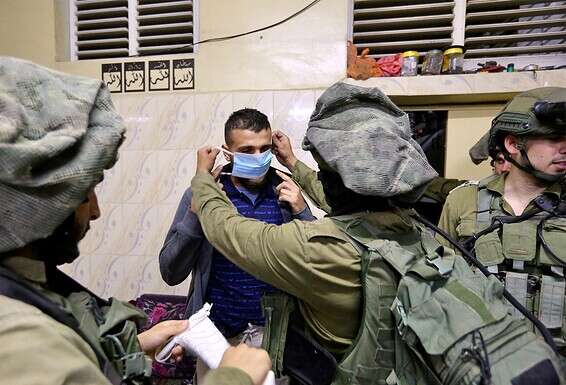 מסיכה - להגנה על שני הצדדים. מקפידים על נוהלי הקורונה בכל דירה // צילום: אורן כהן