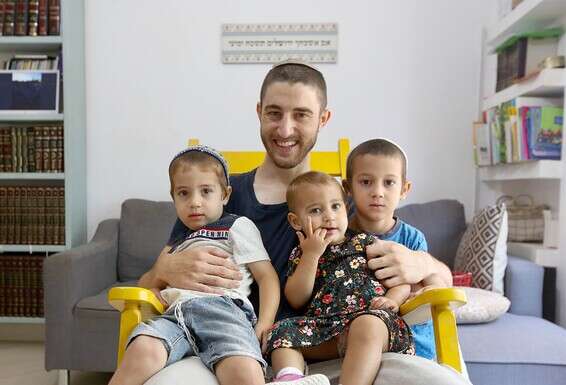 עזרא והילדים. "אנשים כתבו לי שהם הוסיפו לעצמם 'זמן רעות' במשך היום, שבו מניחים את הסלולרי ומשקיעים רק בילדים או בזוגיות" // צילום: אורן כהן