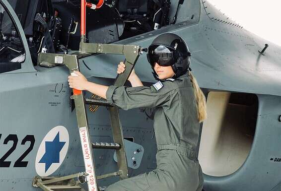 עולה למטוס. "אני אוהבת להסתכל עליו ולבקש ממנו בלב שיהיה טוב אלי" // צילום: אורן כהן