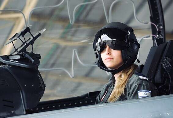 סגן נ' בקוקפיט. "אני מחכה לפעילות מבצעית בקוצר רוח, רוצה כבר להתחיל לתפוס כוננות" // צילום: אורן כהן