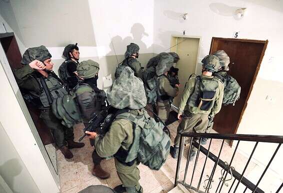 במבצעים כאלה יש שלושה אלמנטים חשובים: הפתעה, מהירות וסטריליות. כוח צה"ל בכניסה לבית מבוקש // צילום: אורן כהן
