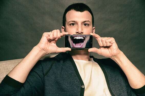 "לא הייתי היסטרי, אבל מבפנים הרגשתי שאני טובע". אסי עזר // צילום: רונן אקרמן