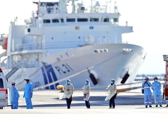 אנשי רפואה יורדים מספינת הקורונה // צילום: רויטרס