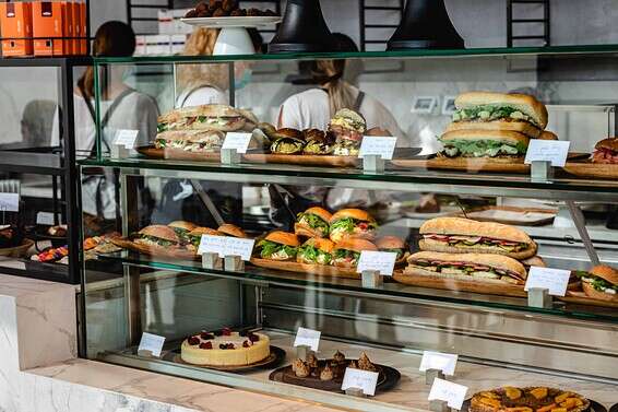 כריכים ומאפים של הבנדיקט // צילום: שרית גופן