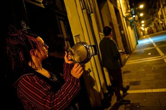 אזרחים לוקחים חלק במחאה נגד המלך // צילוןם: איי.פי