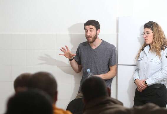 עזרא מרצה באגף עבירות תעבורה בכלא דקל  // צילום: צחי מרים