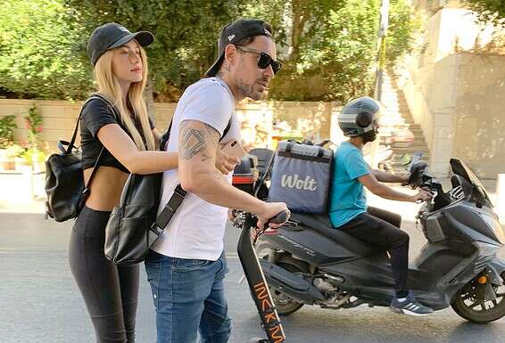 בני הזוג אלה איילון ורז זלצרמן שכחו קסדות ומסיכות // צילום: צ'ינו פפראצי