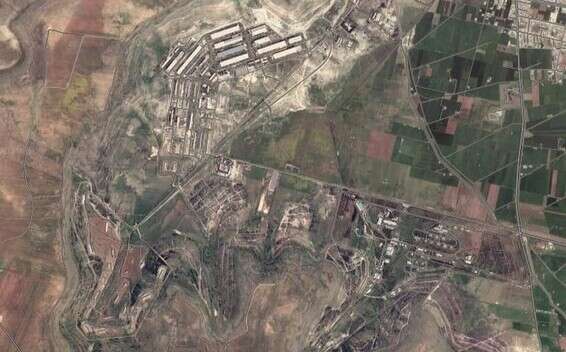 הקומפלקס הצבאי הסורי סמוך לעיירה אל ספירה // צילום: Google maps