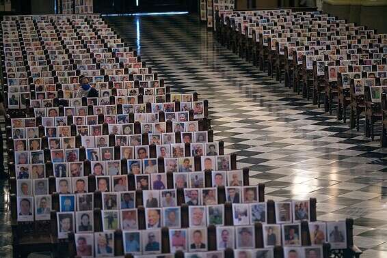 תמונות קורבנות הקורונה בכנסייה בבירת צ'ילה // צילום: רויטרס