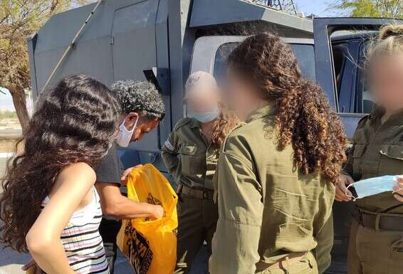 בני, נועם והחיילות // צילום: חגית ברוכים