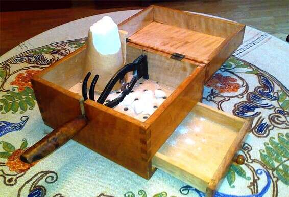 תיבת סוכר הכוללת חרוט סוכר, גיליוטינה ומגירת איסוף (סוף שנות ה־30) // צילום: wikimedia