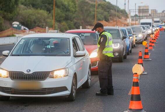מחסום משטרתי שהוצב בכביש 20 לאחר צאת ראש השנה, אמש // צילום: יהושע יוסף