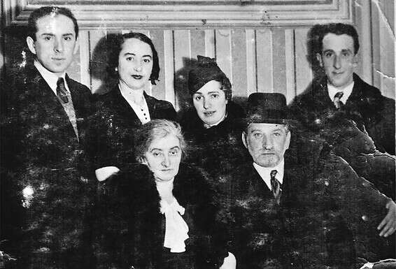 הוריו של בנו, אברהם ופאני, עומדים משמאל. יושבים: סביו קלרה ומרדכי