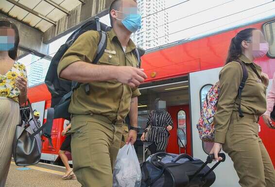 חיילים ברכבת. הדבקה פלוגתית // צילום: יהושע יוסף