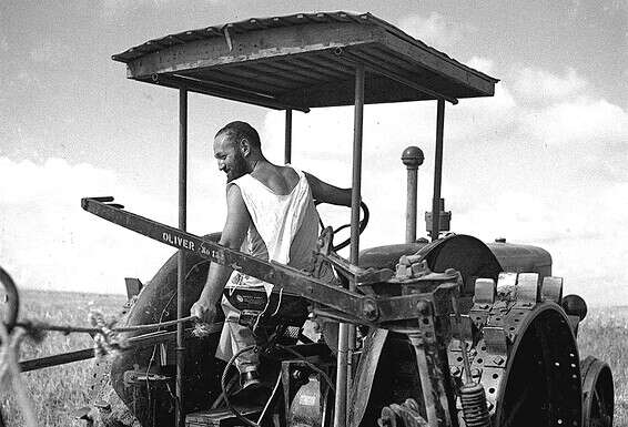 חקלאי דתי בקיבוץ חפץ חיים, 1950	צילום: זולטן קלוגר, לע"מ