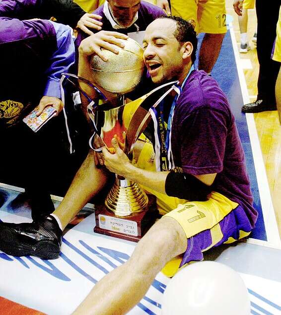 טולברט מחבק חבר ותיק // צילום: אלן שיבר