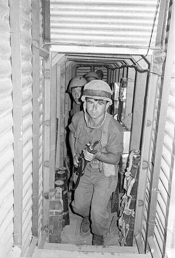 לוחמים בתעלה, במלחמת ההתשה // צילום: יעקב חנני, במחנה . באדיבות ארכיון צהל במשרד הביטחון