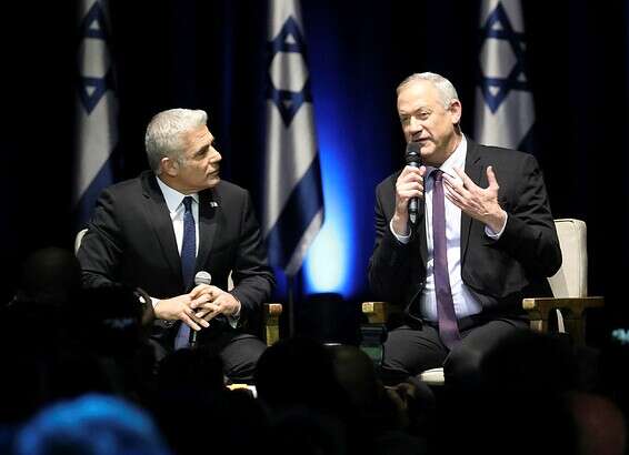 גנץ (מימין) ולפיד (משמאל) // צילום ארכיון: קוקו