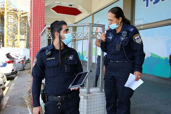 אכיפת ההנחיות באשדוד // צילום: לירון מולדובן