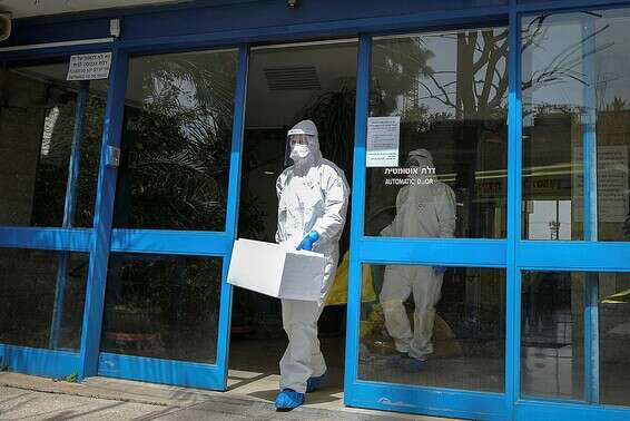 איסוף דגימות קורונה בבית האבות נופים בירושלים // צילום: אורן בן חקון