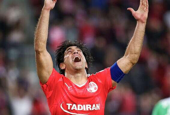 "באליפות הראשונה, לפני כל משחק היו דופקים על השולחנות למזל". במדי הפועל ב"ש צילום: אלן שיבר