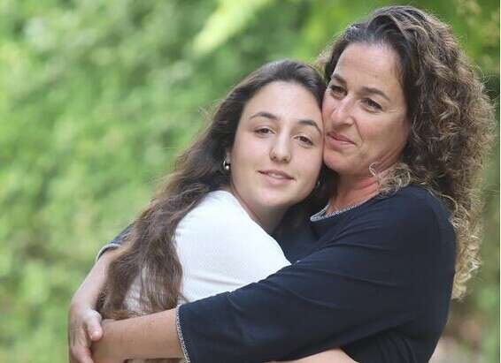 "כשקורה אסון, הוא פוגע לא רק במשפחת המקור". טל עם אמה עטרה // צילום: יהונתן שאול