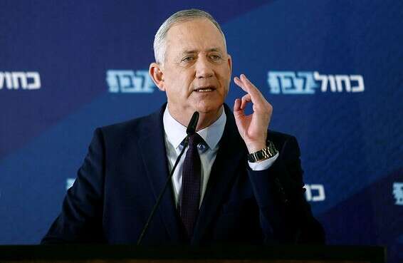 גנץ חילק את התיקים בכחול לבן // צילום: גדעון מרקוביץ'