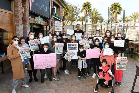 משפחות הישראלים שנמצאים על ספינת הקורונה // צילום: יהודה בן יתח