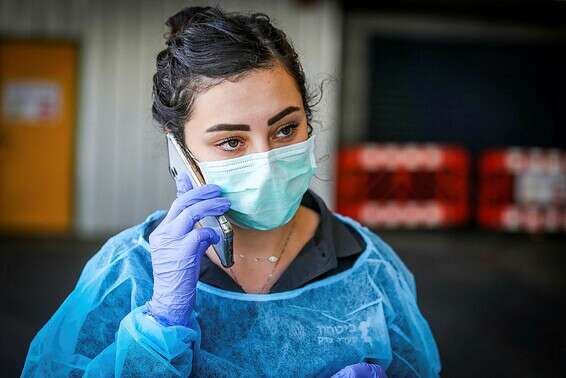 להחליף מסכה כל יום // צילום: אורן בן חקון